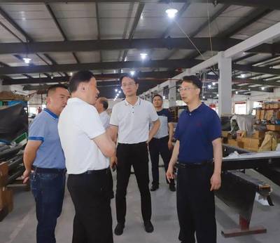 發力文化產業 園鎮主要領導調研用品技術研發與銷售